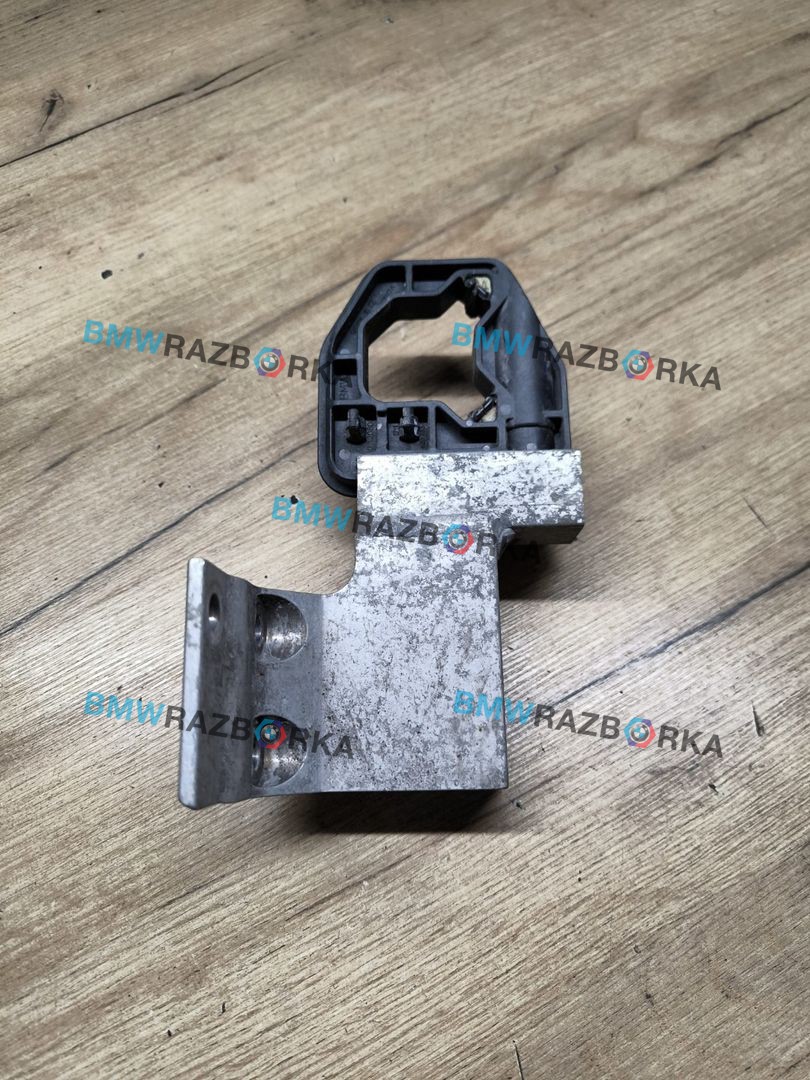 кронштейн радиатора BMW i8 I12 2015, 1.5 л., гибрид, полный привод, 17117645968, 7645968