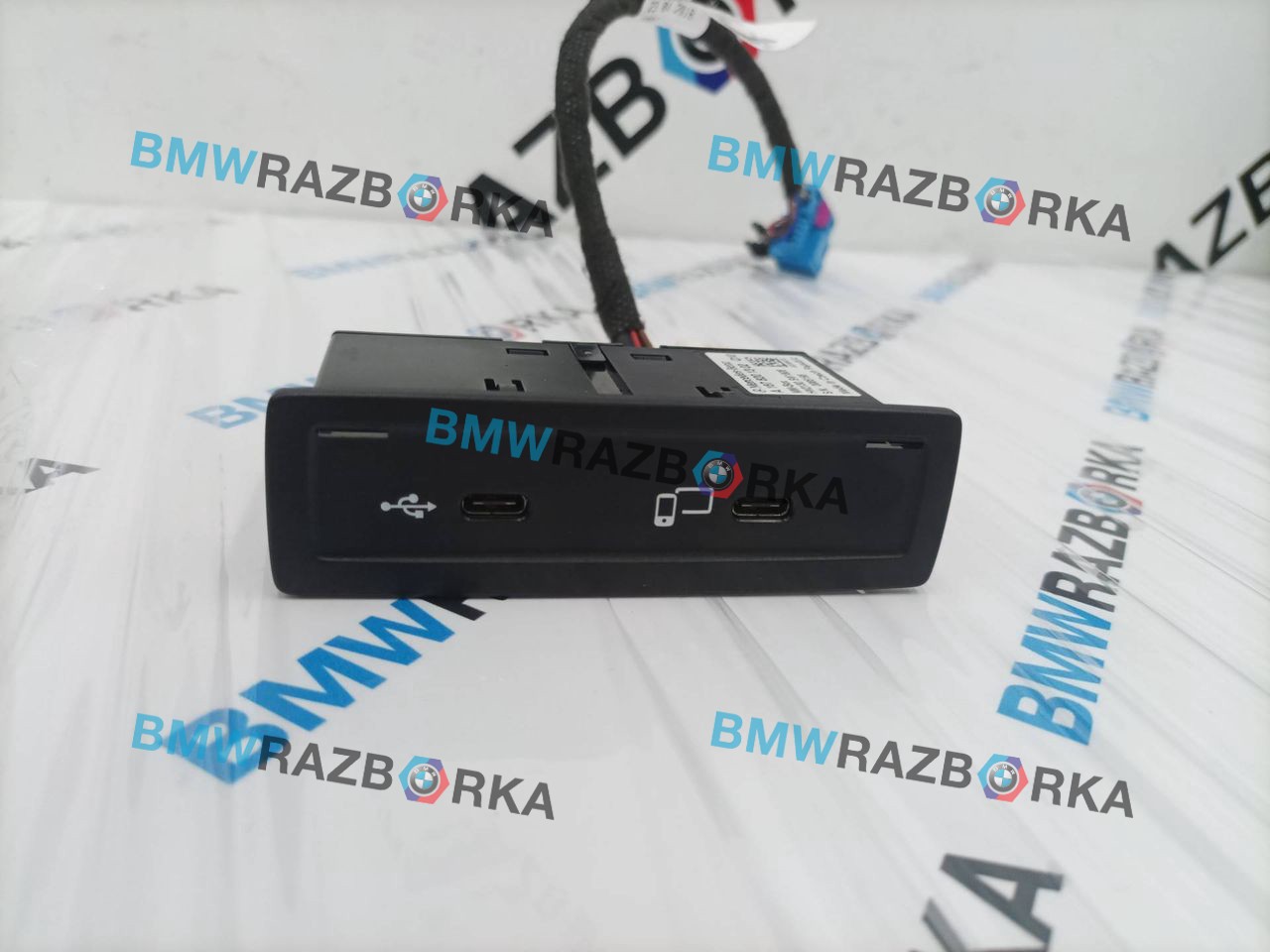 разъем AUX / USB Mercedes-Benz V-Класс W447 [рестайлинг] W447 2024, 2.0 л., OM 654.920, дизель, АКПП, черный обсидиан металлик mb 9197, микроавтобус, задний привод, A1678201302, 1678201302