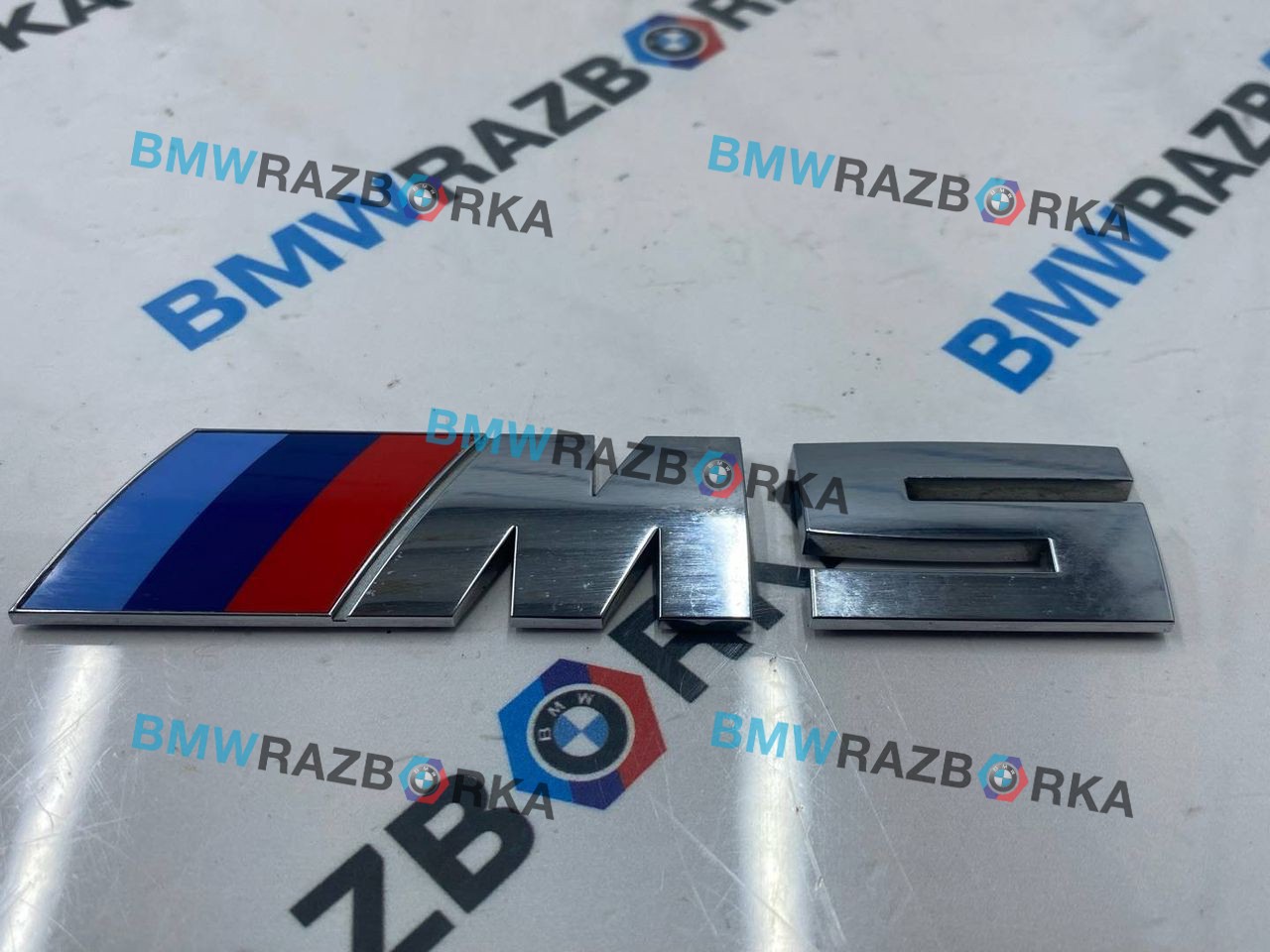 эмблема BMW M5 F90 2019, 4.4 л., S63 B44 B, бензин, АКПП, c28, седан, полный привод, 8063203