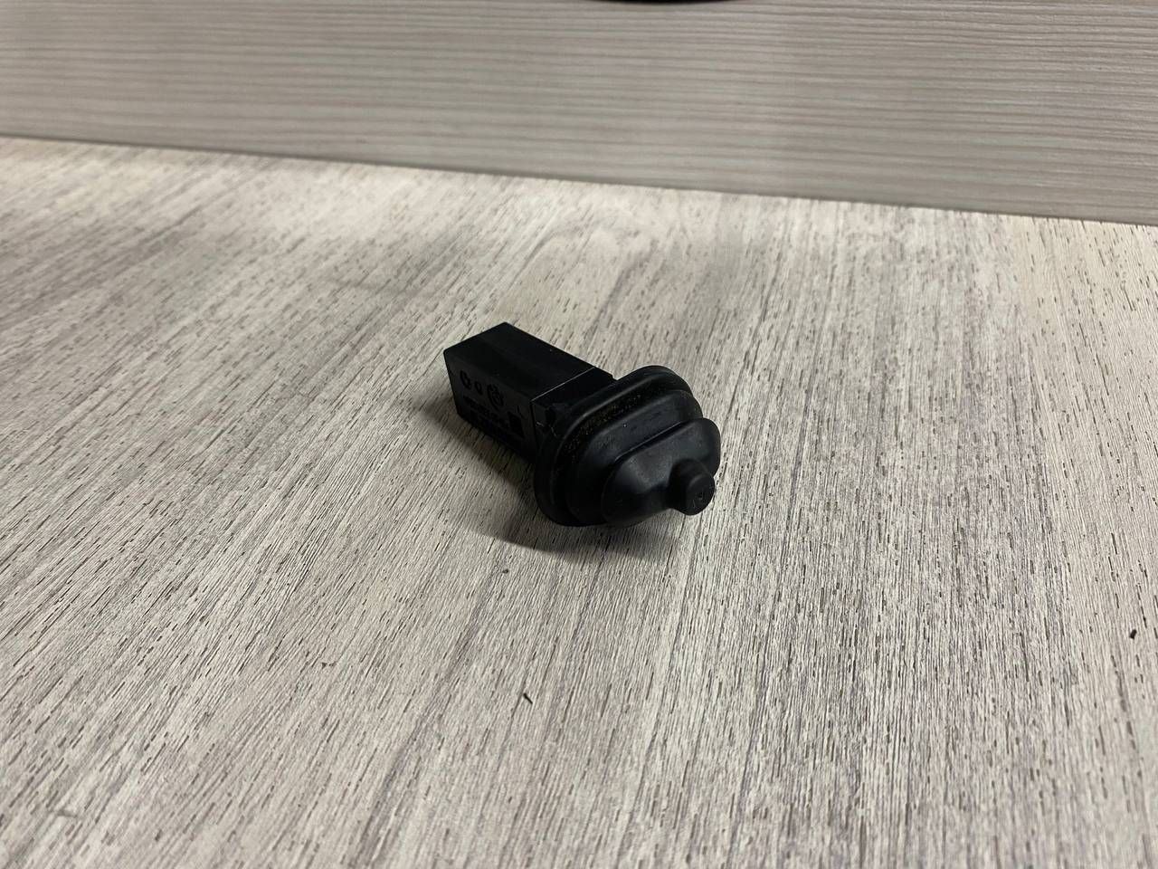 кнопка открытия лючка топливного бака BMW 7 серия E65/E66/E67 E65 2001, 3.6 л., N62 B36 A, бензин, АКПП, седан, 51178228939, 8228939