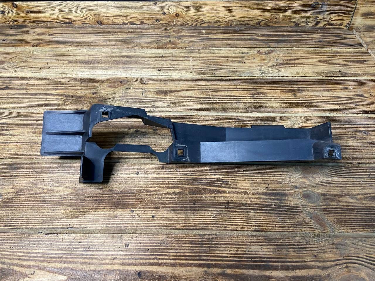крепление фары правой Land Rover Range Rover 3 поколение L322 2004, 4.4 л., M62 B44, бензин, АКПП, внедорожник 5 дв., 7009236
