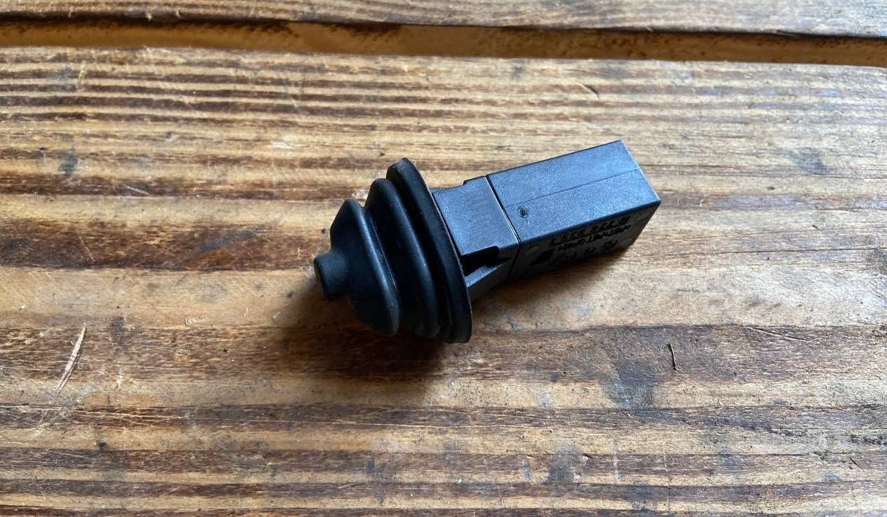 кнопка открытия лючка топливного бака BMW 7 серия F01/F02 F01 2012, 4.4 л., N63 B44 A, бензин, АКПП, седан, 51178228939, 8228939
