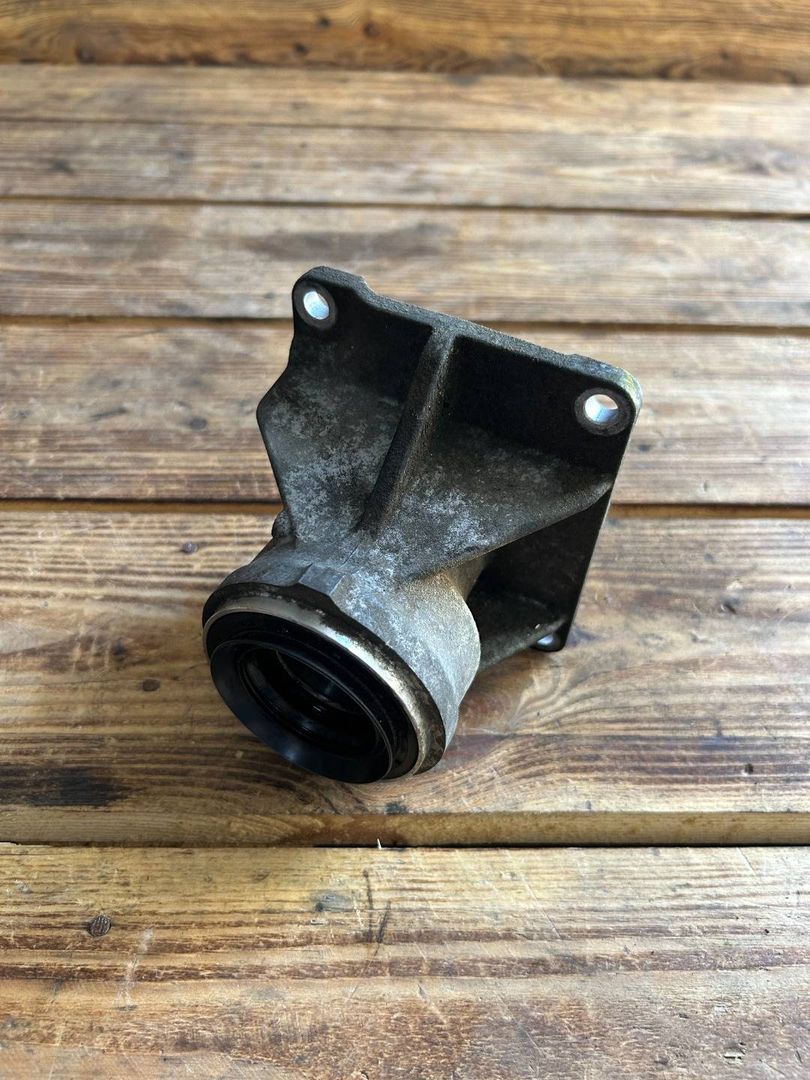 кронштейн полуоси BMW 7 серия F01/F02 F01 2012, 4.4 л., N63 B44 A, бензин, АКПП, седан, 31507588950, 7588950