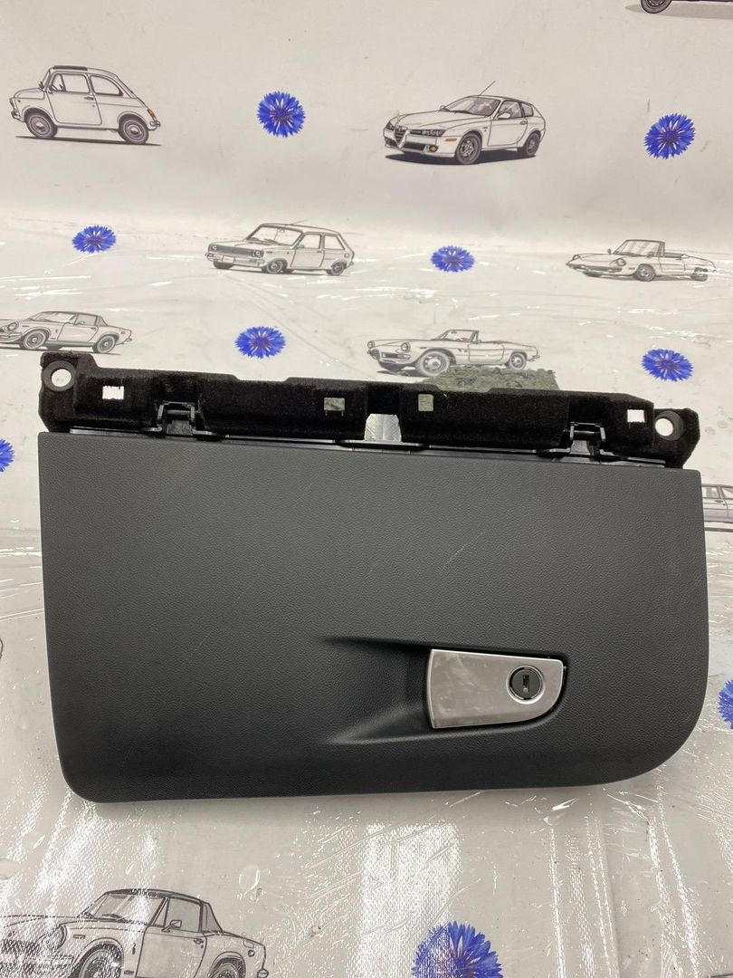 бардачок Alfa Romeo Giulia 2 поколение 952 2017, 2.0 л., бензин, АКПП, седан, 156114552, 156139134 - фото №1