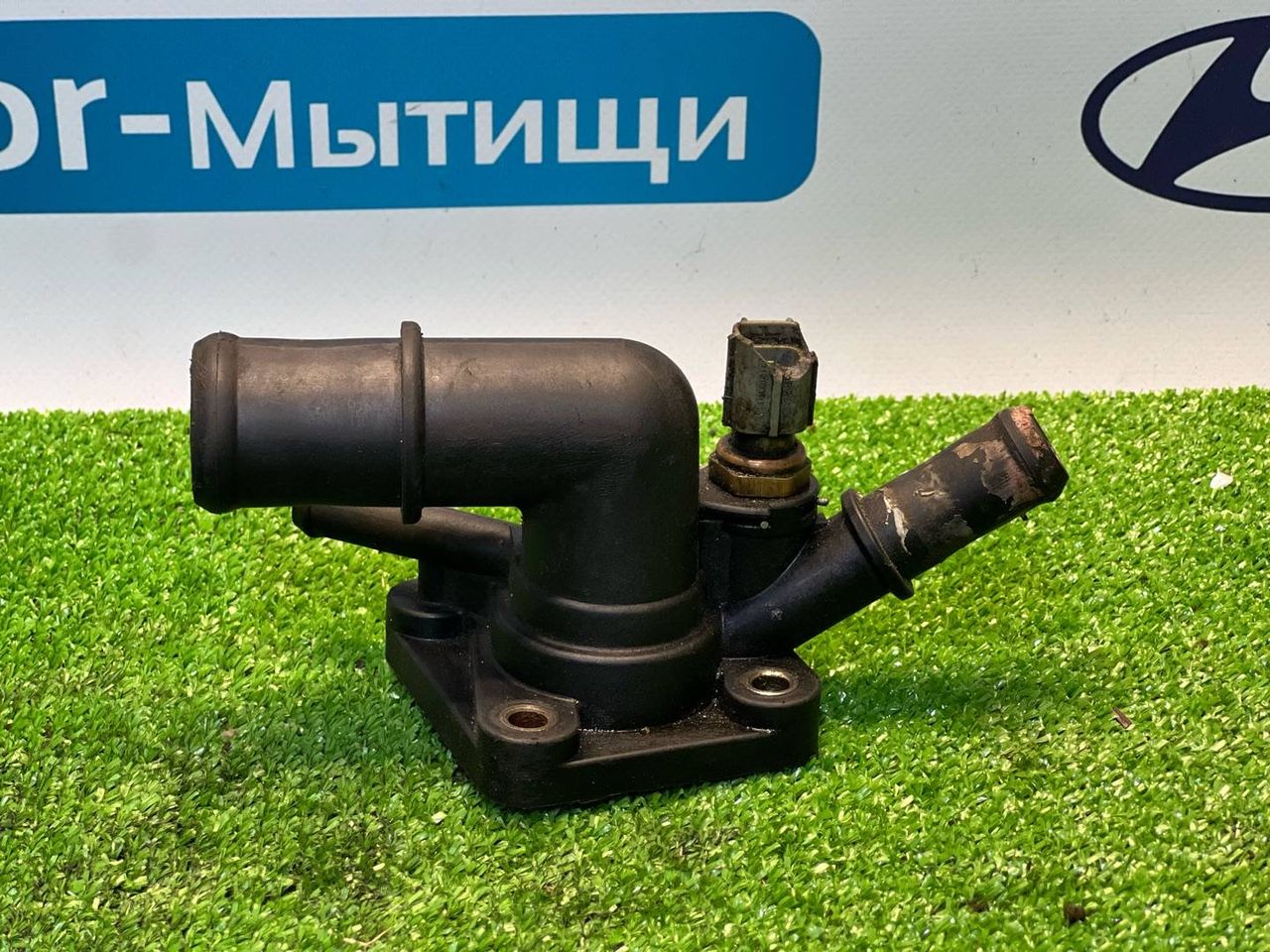 корпус термостата Ford Focus 1 поколение CAK 2000, 2.0 л., EDBB, бензин, АКПП, черный, седан, передний привод, YS4Z8592AD - фото №1