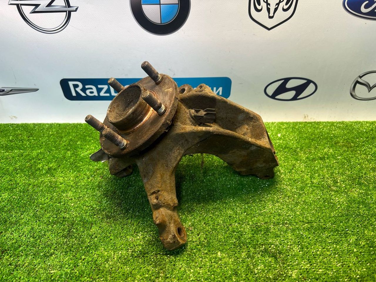 кулак поворотный левый Ford Focus 2 поколение BK 2006, 1.4 л., ASDB, бензин, желтый, купе, передний привод, 1420863 - фото №1