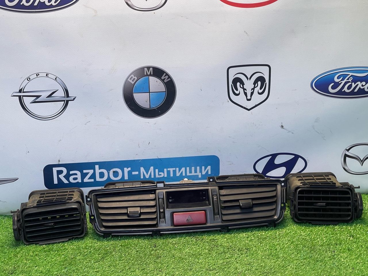 дефлектор обдува салона Mitsubishi Lancer 9 поколение 2004, 1.6 л., 4G18, бензин, АКПП, пурпурный, седан, передний привод, MR512557 - фото №1
