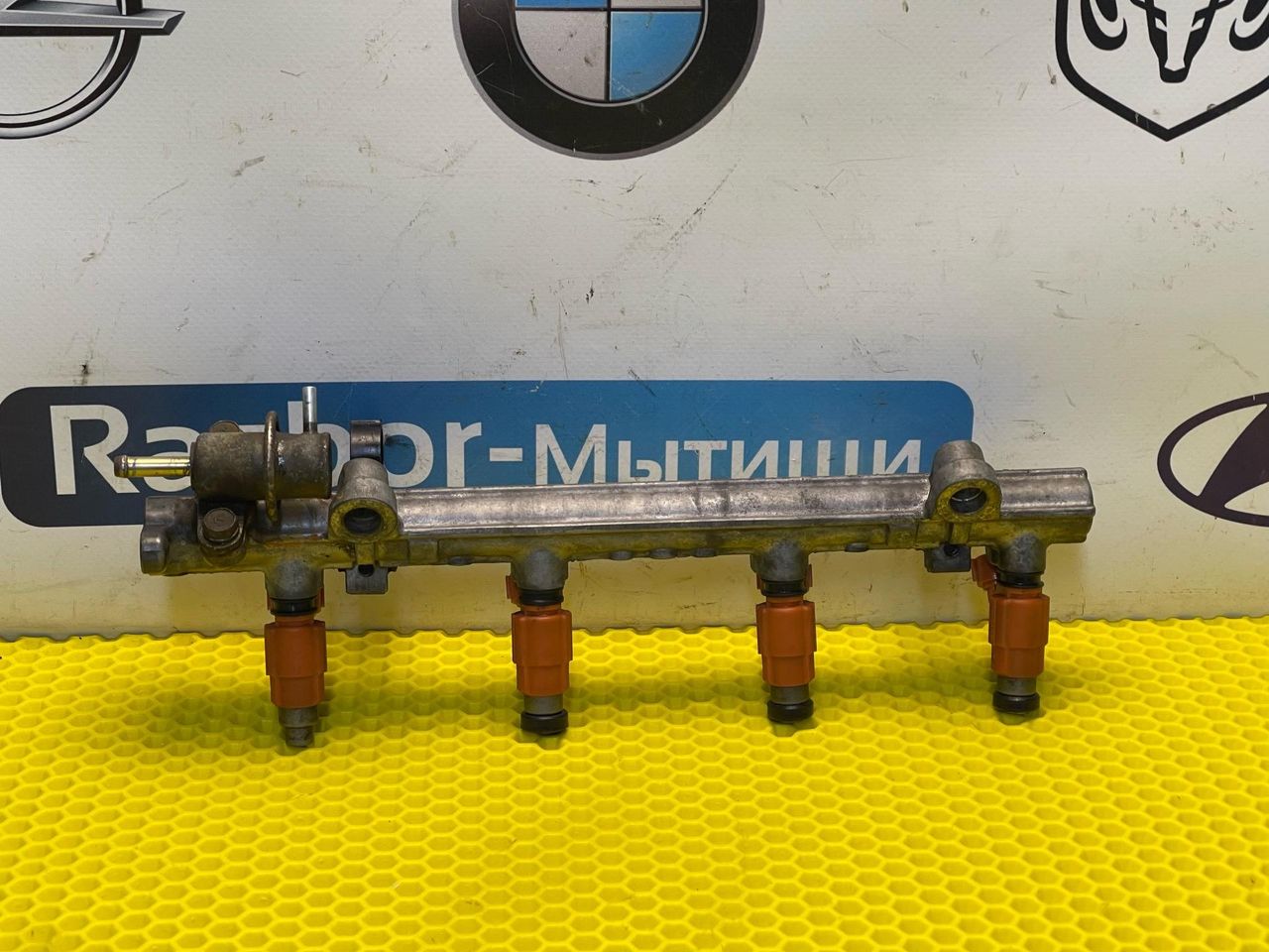 топливная рампа Mitsubishi Lancer 9 поколение 2004, 1.6 л., 4G18, бензин, АКПП, пурпурный, седан, передний привод, MR420461 - фото №1