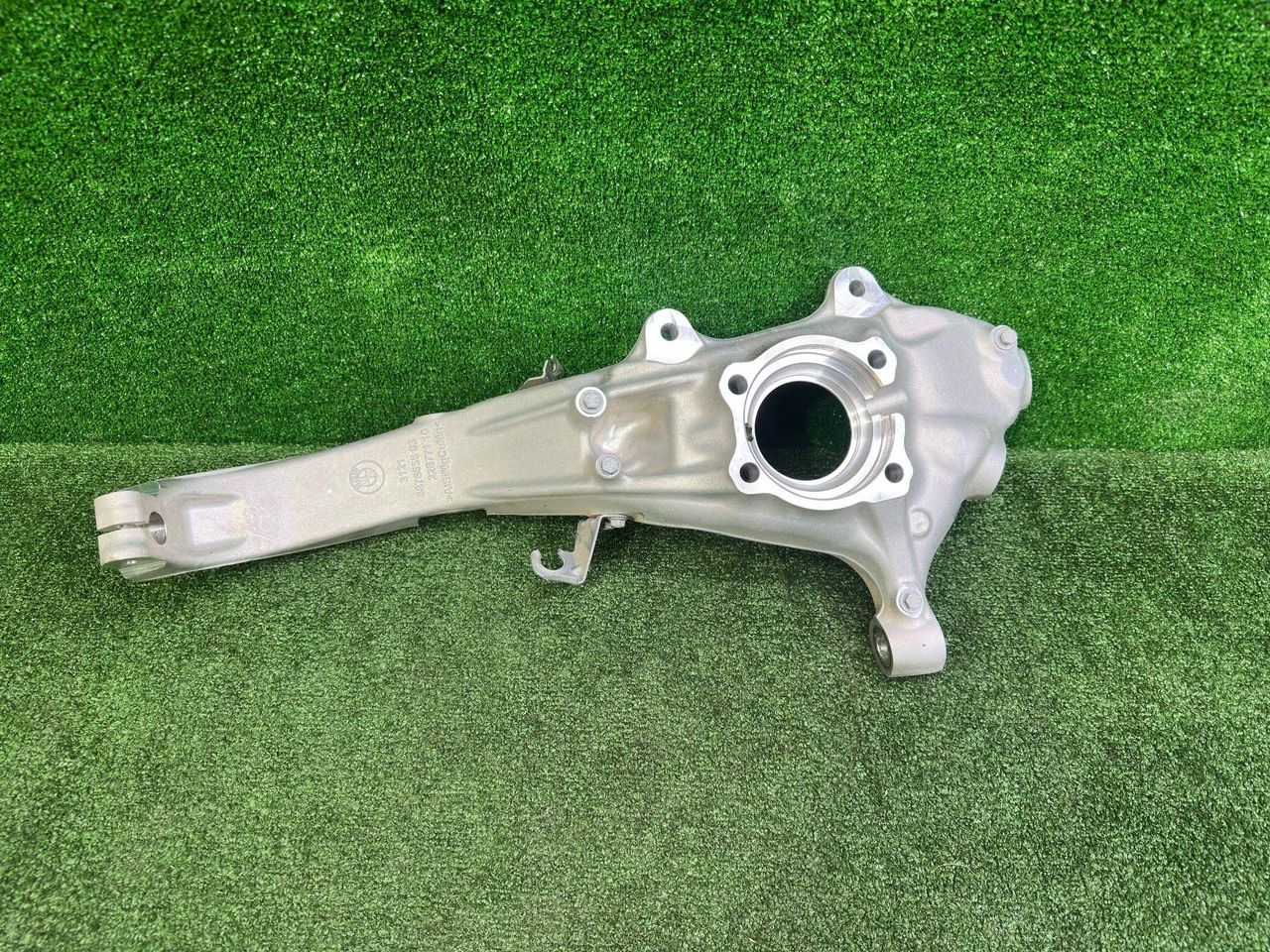 кулак поворотный левый BMW X7 G07 [рестайлинг] G07 2023, 3.0 л., B58B30P, бензин, АКПП, black sapphire metallic (475), внедорожник 5 дв., полный привод, 6876655, 31216876655