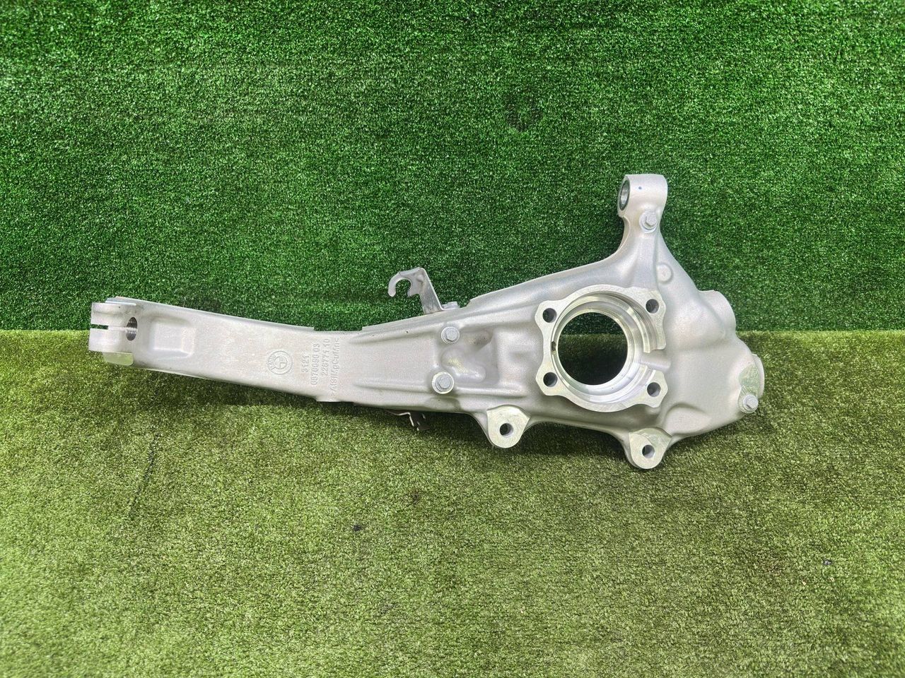 кулак поворотный левый BMW X6 G06 [рестайлинг] G06 2023, 3.0 л., B57 D30 B, дизель, АКПП, mineralweiß metallic (a96), внедорожник 5 дв., полный привод, 6876656, 31216876656