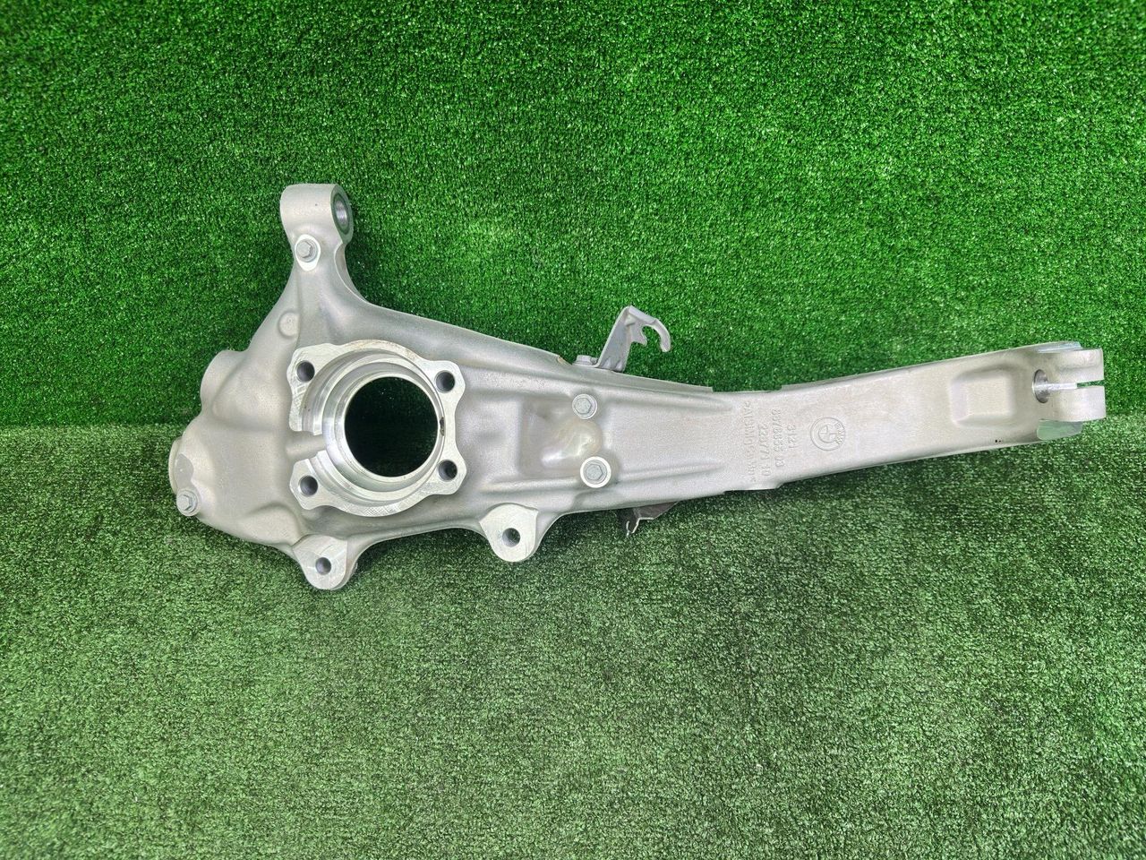 кулак поворотный левый BMW X6 G06 [рестайлинг] G06 2023, 3.0 л., B57 D30 B, дизель, АКПП, mineralweiß metallic (a96), внедорожник 5 дв., полный привод, 6876655, 31216876655