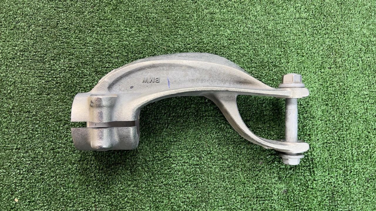 крепление амортизатора BMW X6 G06 [рестайлинг] G06 2023, 3.0 л., B57 D30 B, дизель, АКПП, mineralweiß metallic (a96), внедорожник 5 дв., полный привод, 6876683, 31126876683
