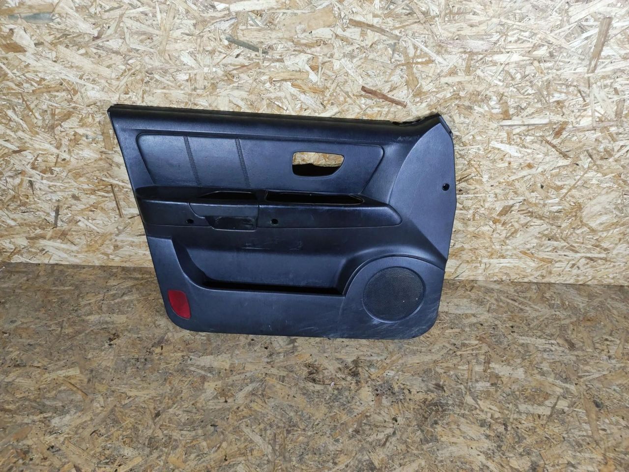 обшивка двери передняя левая Hyundai Terracan 1 поколение 2004, 2.9 л., дизель, АКПП, внедорожник 5 дв. - фото №1