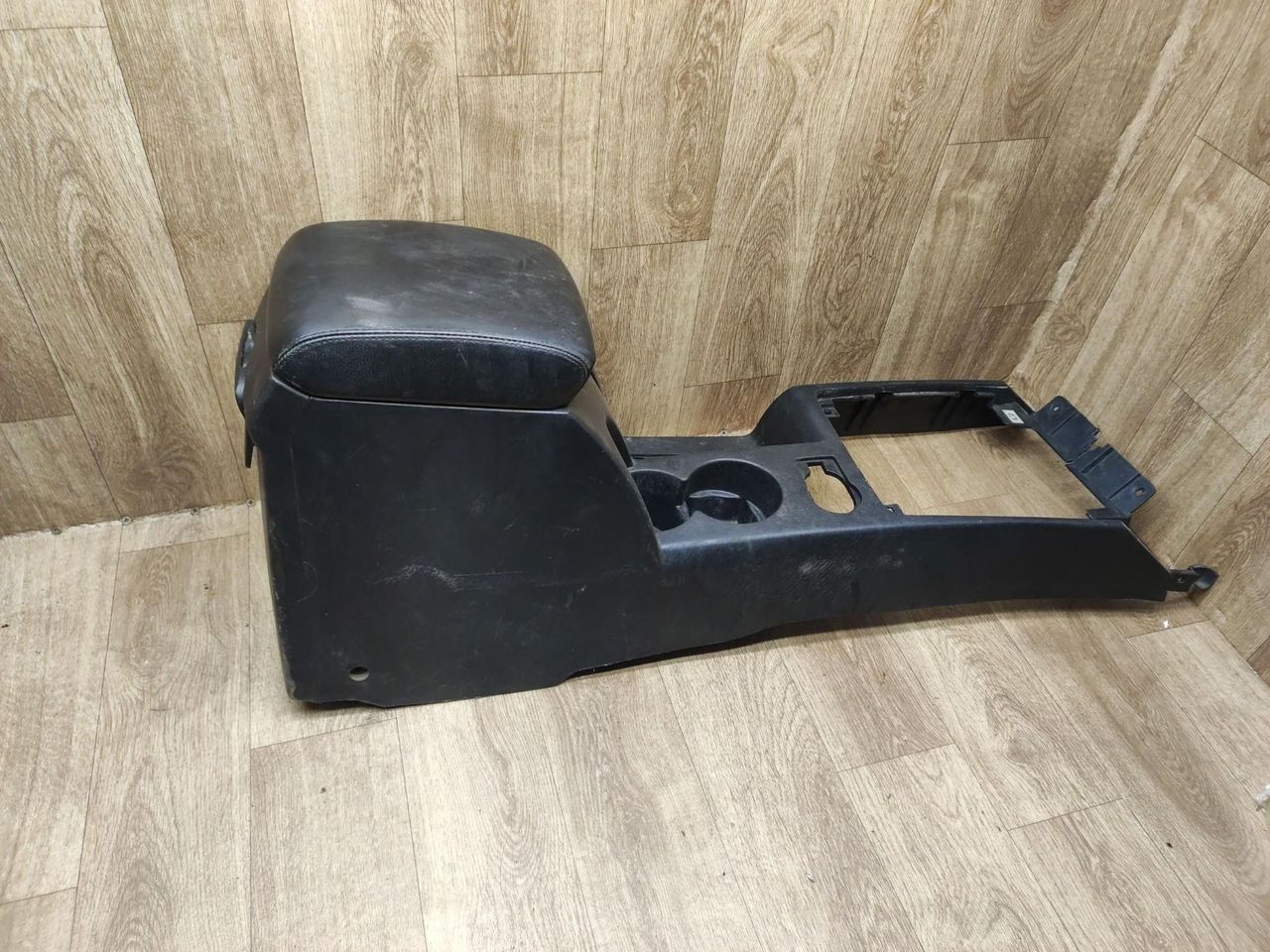 подлокотник Hyundai Terracan 1 поколение 2004, 2.9 л., дизель, АКПП, внедорожник 5 дв. - фото №1