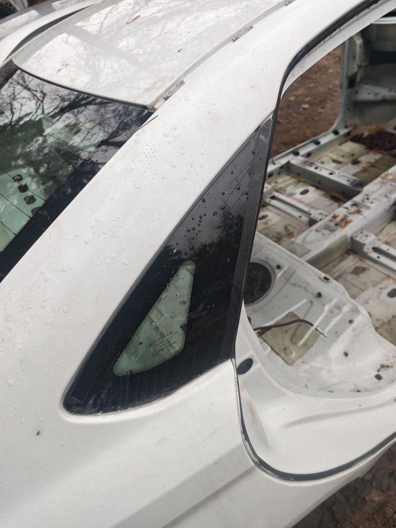 стекло кузовное боковое правое Lada Vesta 1 поколение 2019, 1.6 л., бензин, МКПП, седан - фото №1