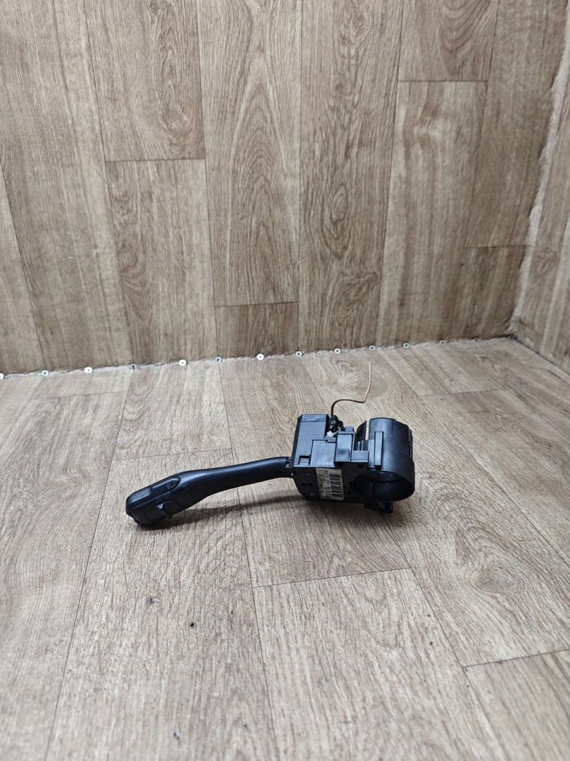 переключатель поворотов Volkswagen Jetta 4 поколение 2003, 2.0 л., BEV, бензин, МКПП, седан, 1J0953513A - фото №1
