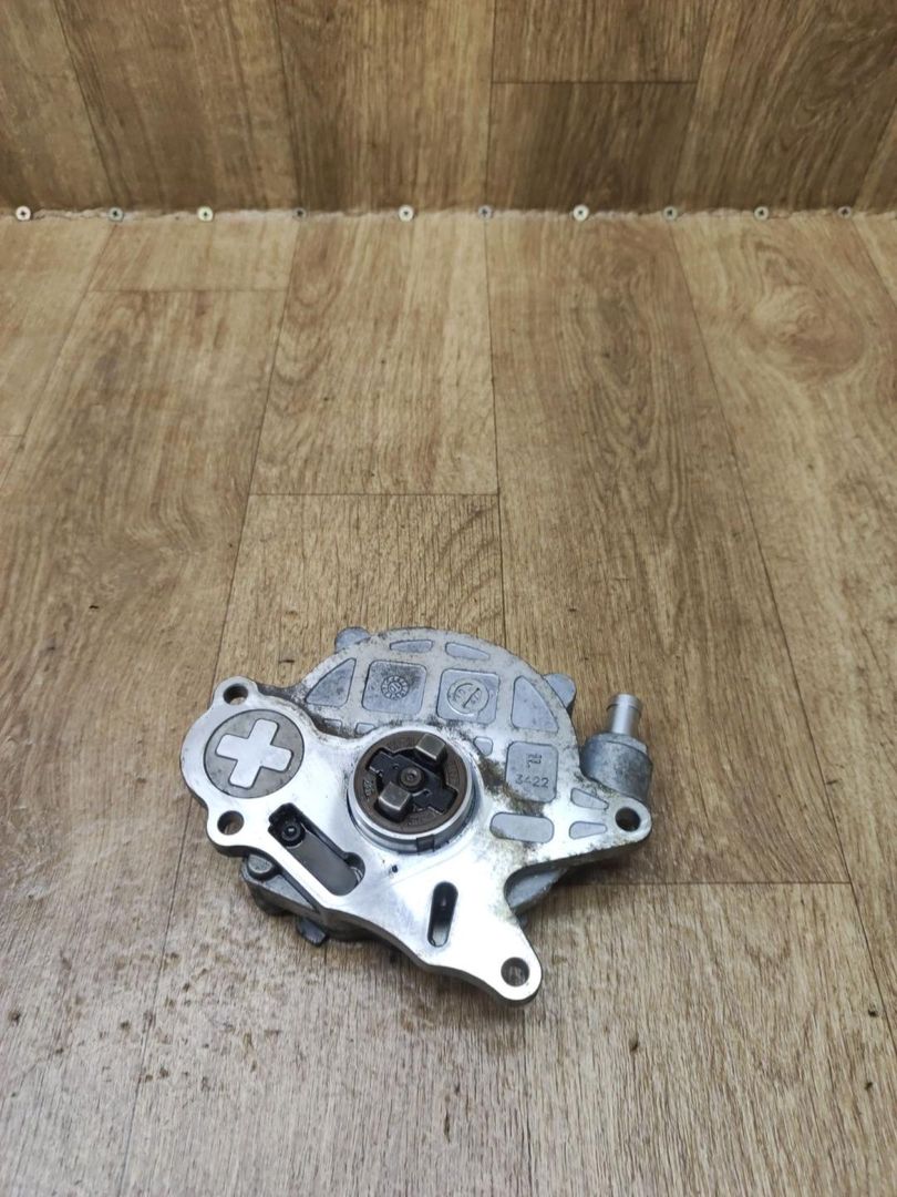 насос вакуумный Volkswagen Golf 6 поколение 2010, 1.6 л., CAYC, дизель, МКПП, универсал, 03L145100 - фото №1