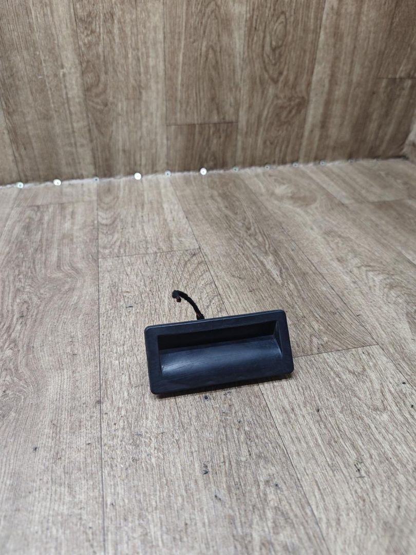 ручка открывания багажника Volkswagen Golf 6 поколение 2010, 1.6 л., CAYC, дизель, МКПП, универсал, 5N0827566 - фото №1