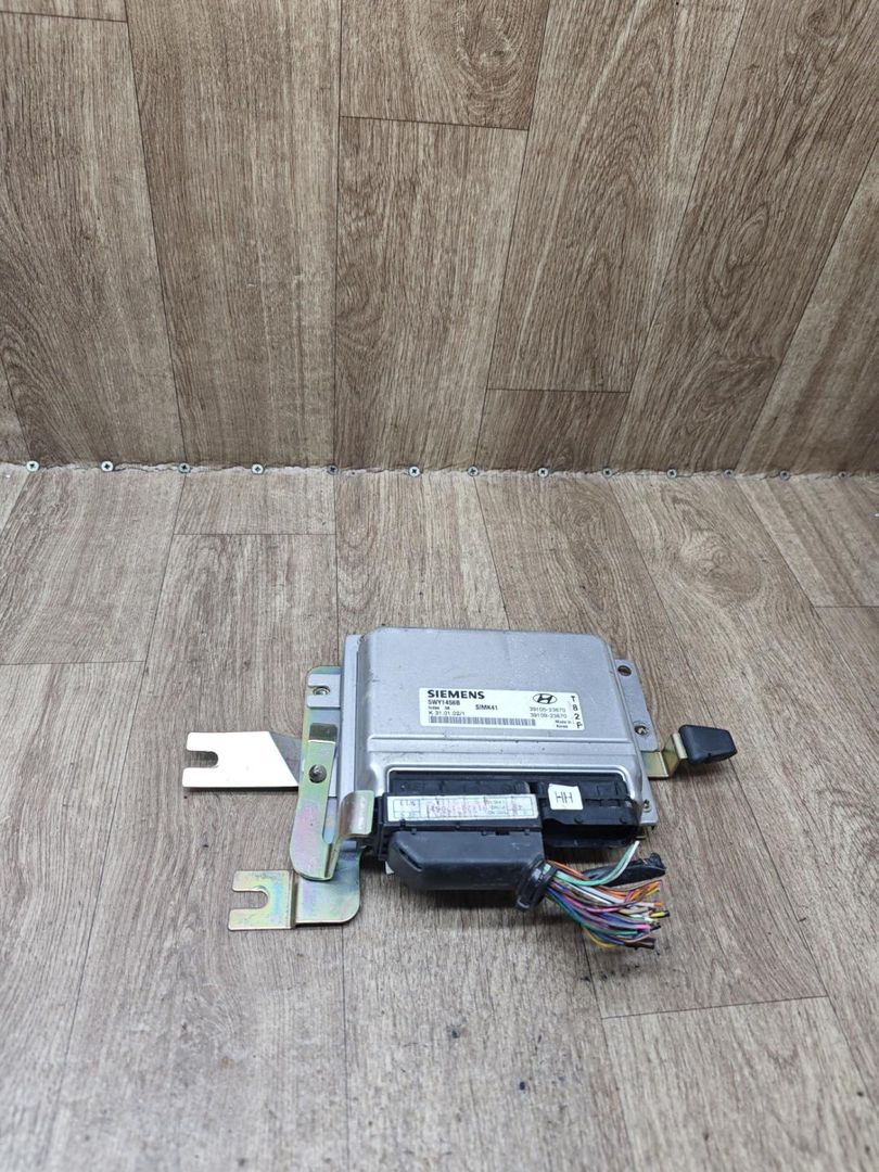 блок управления двигателем Hyundai Matrix 1 поколение 2002, 1.8 л., G4GB-G, бензин, МКПП, минивэн, 5WY1456B, 39105-23670, 39109-23670 - фото №1