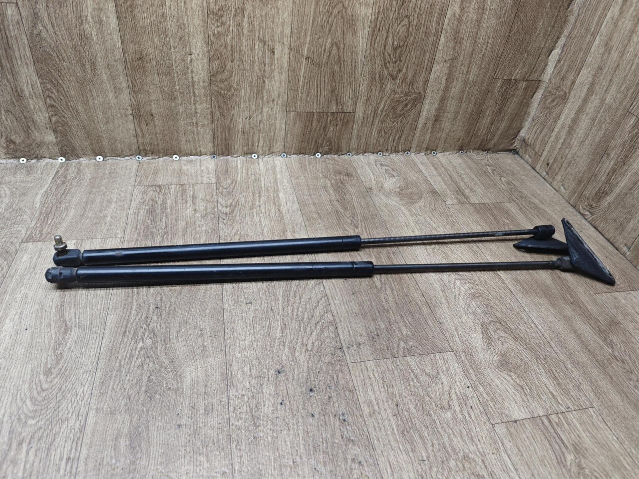 амортизатор крышки багажника (3-5 двери) Mercedes-Benz M-Класс W163 2001, 3.2 л., M 112.942, бензин, АКПП, внедорожник 5 дв. - фото №1