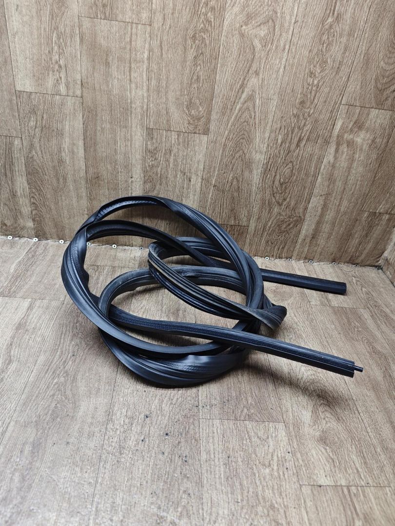 уплотнитель двери Mercedes-Benz M-Класс W163 2001, 3.2 л., M 112.942, бензин, АКПП, внедорожник 5 дв. - фото №1