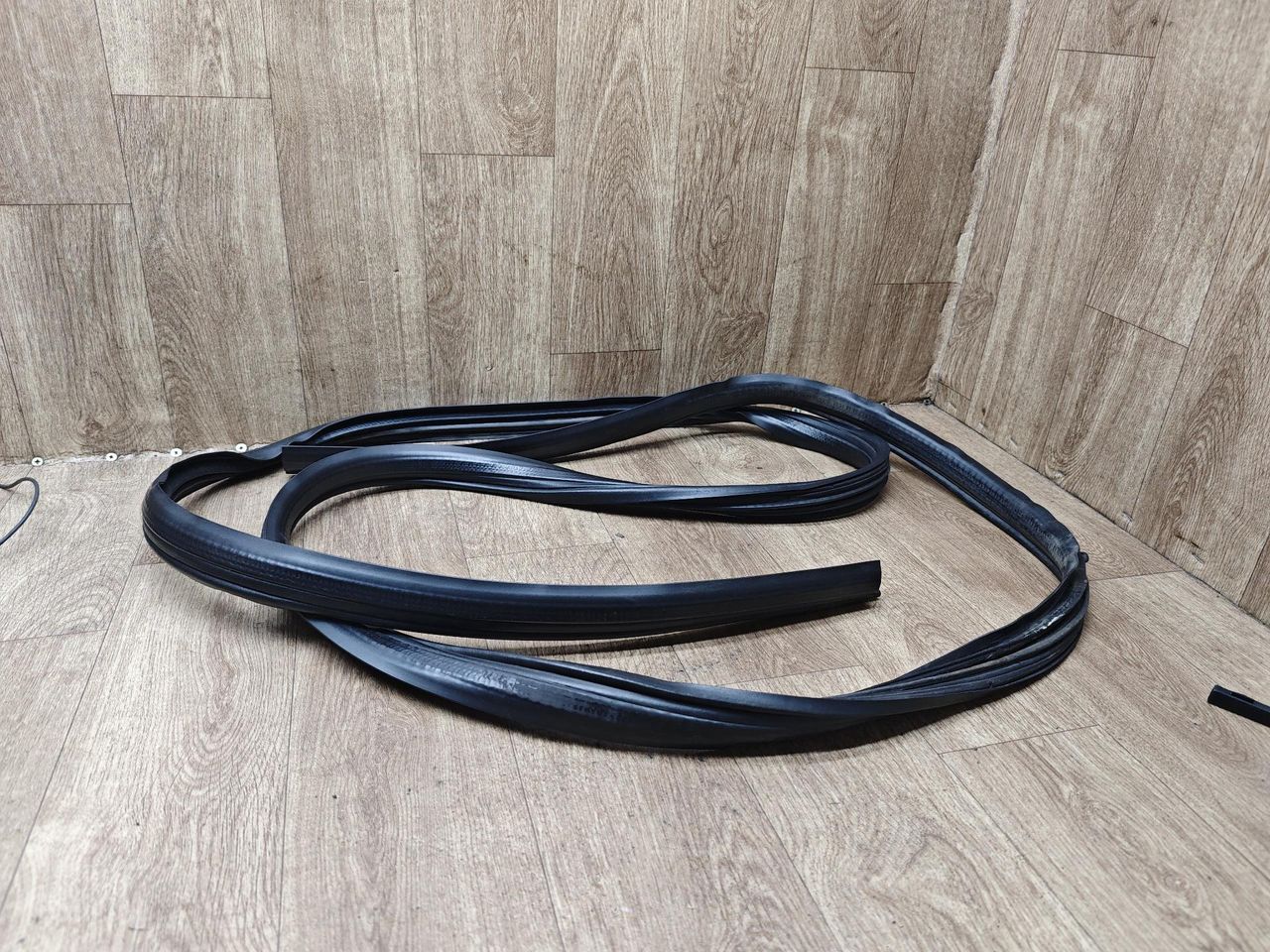 уплотнитель двери Mercedes-Benz M-Класс W163 2001, 3.2 л., M 112.942, бензин, АКПП, внедорожник 5 дв. - фото №1