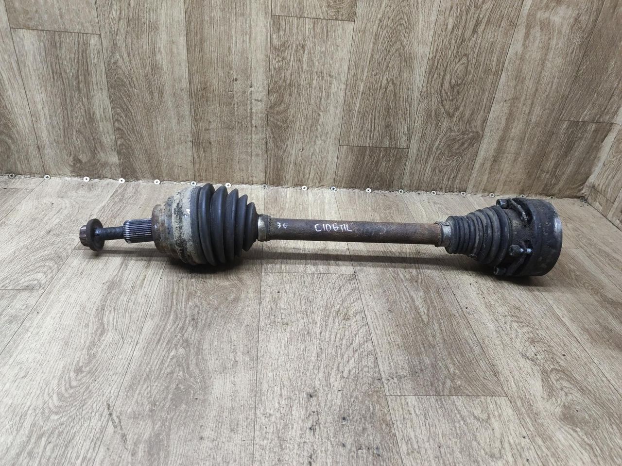 полуось передняя левая (приводной вал, ШРУС) Volkswagen Touran 1 поколение 2004, 2.0 л., BMM, дизель, МКПП, минивэн - фото №1