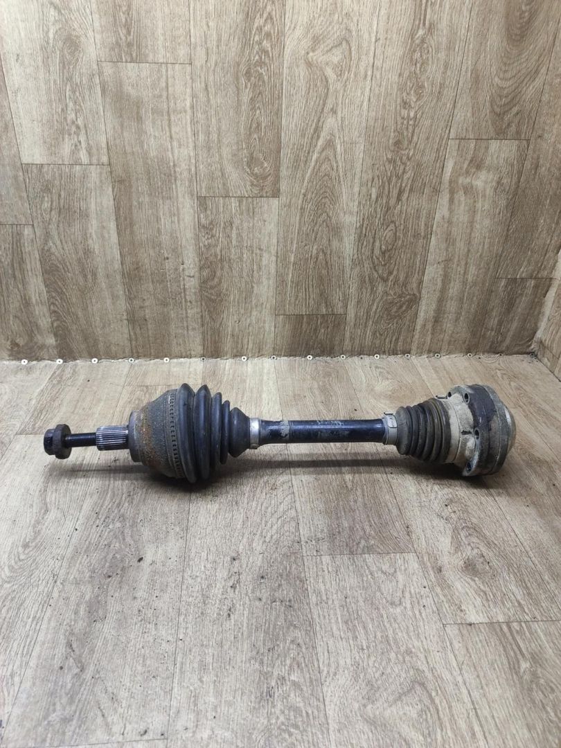 полуось передняя левая (приводной вал, ШРУС) Volkswagen Passat B6 2008, 2.0 л., дизель, МКПП, универсал - фото №1