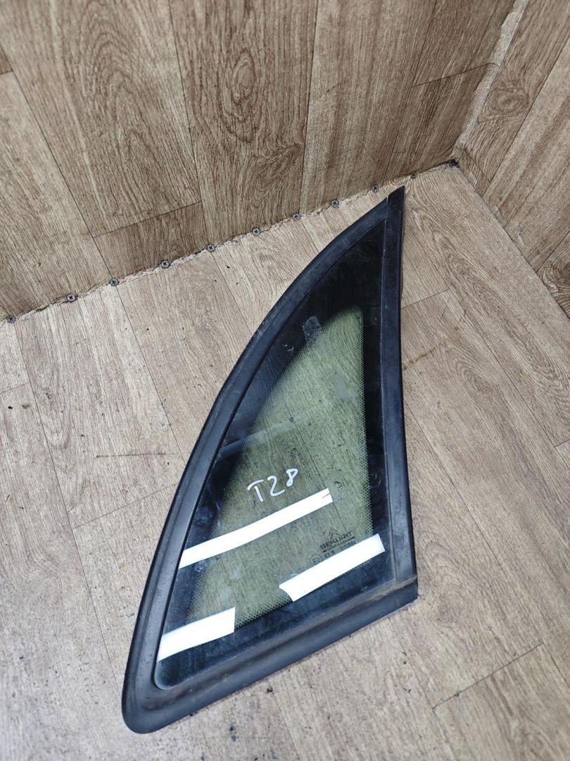 стекло кузовное боковое правое Citroen C5 1 поколение 2001, 2.0 л., дизель, МКПП, лифтбэк - фото №1