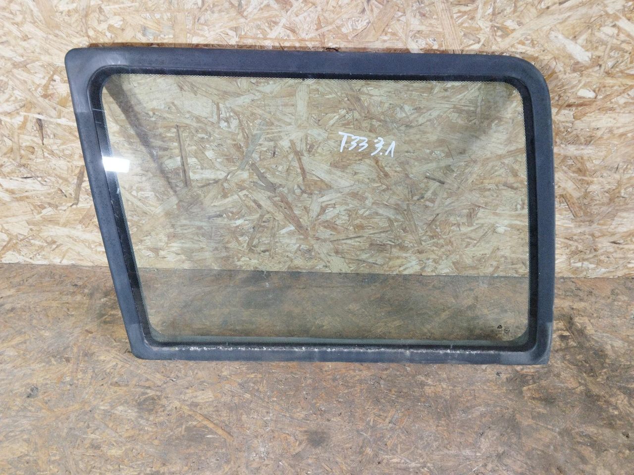 стекло кузовное боковое левое Hyundai Galloper 2 поколение 1998, 2.5 л., дизель, МКПП, внедорожник 5 дв., 8200183136 - фото №1