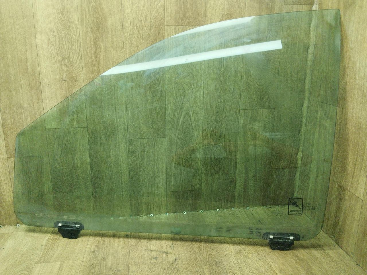 стекло двери передней левой Chrysler Voyager 3 поколение 2000, 2.5 л., дизель, МКПП, минивэн - фото №1