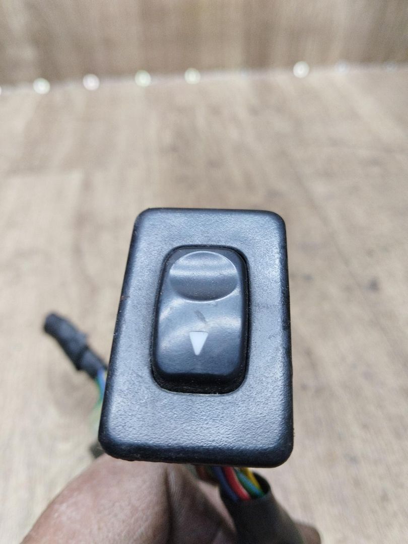 кнопка стеклоподъемника двери задней левой Hyundai Galloper 2 поколение 1998, 2.5 л., дизель, МКПП, внедорожник 5 дв., HQ808200, 80909 - фото №1
