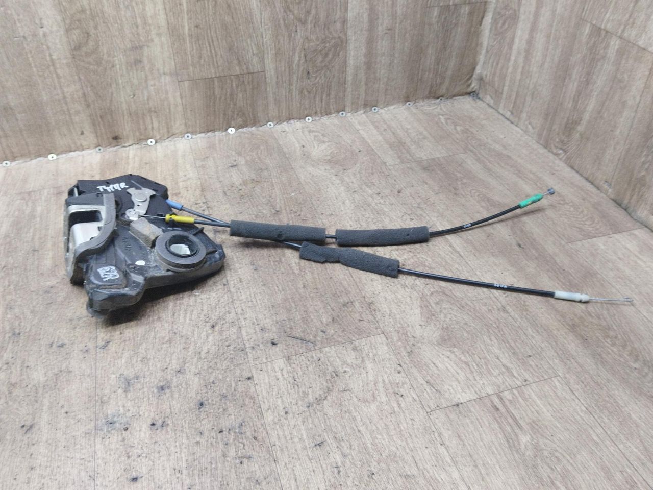 замок двери передней правой Toyota Corolla Verso 2 поколение AR10 2007, 2.2 л., дизель, МКПП, A046693 - фото №1