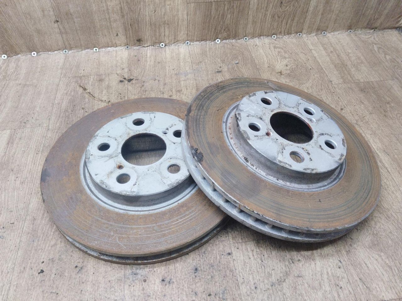 диск тормозной передний Toyota Carina E 1 поколение T190 1995, 1.8 л., 7A-FE, бензин, МКПП, универсал, передний привод - фото №1