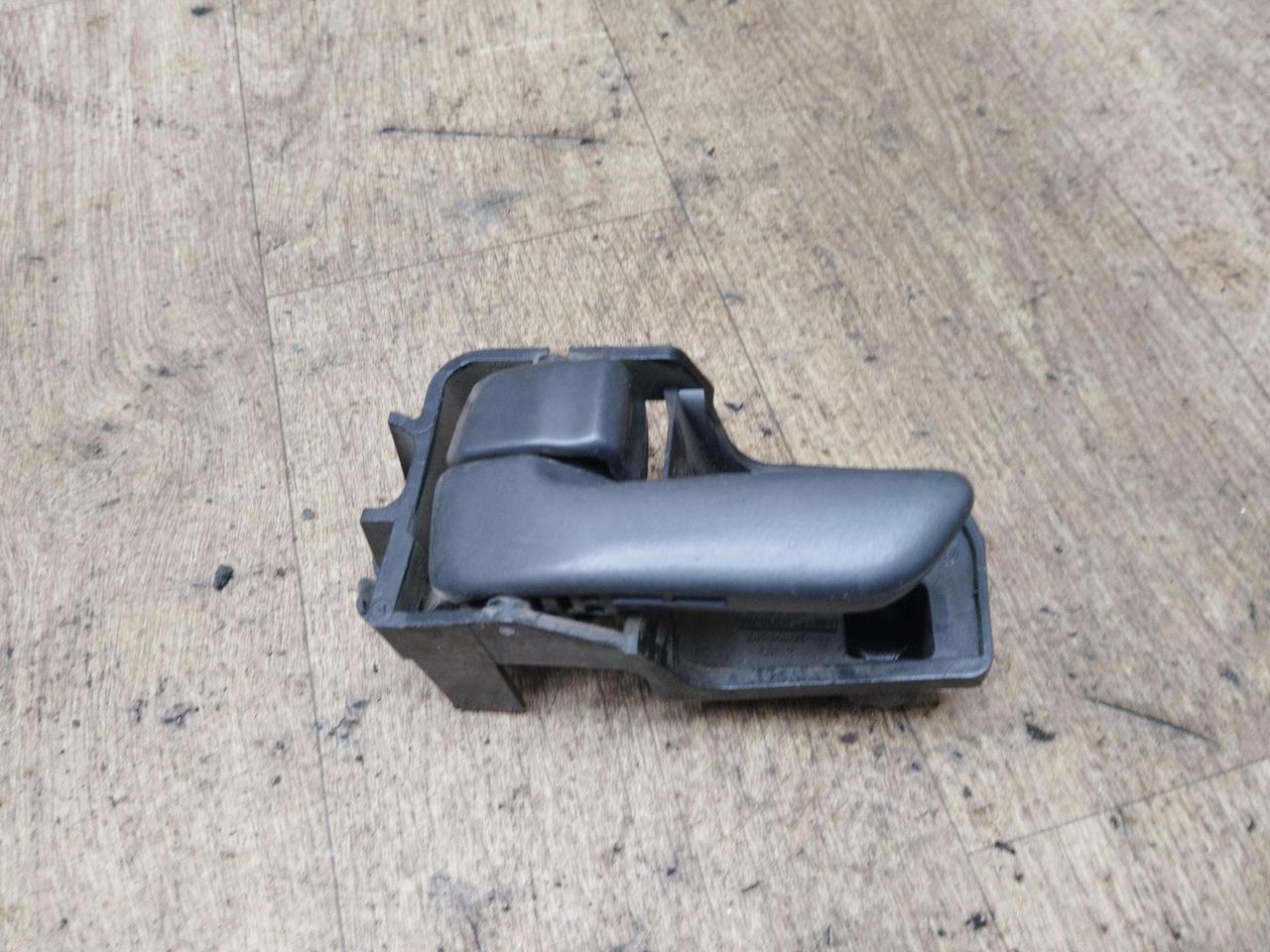 ручка внутренняя задняя левая Toyota Carina E 1 поколение T190 1995, 1.8 л., 7A-FE, бензин, МКПП, универсал, передний привод - фото №1