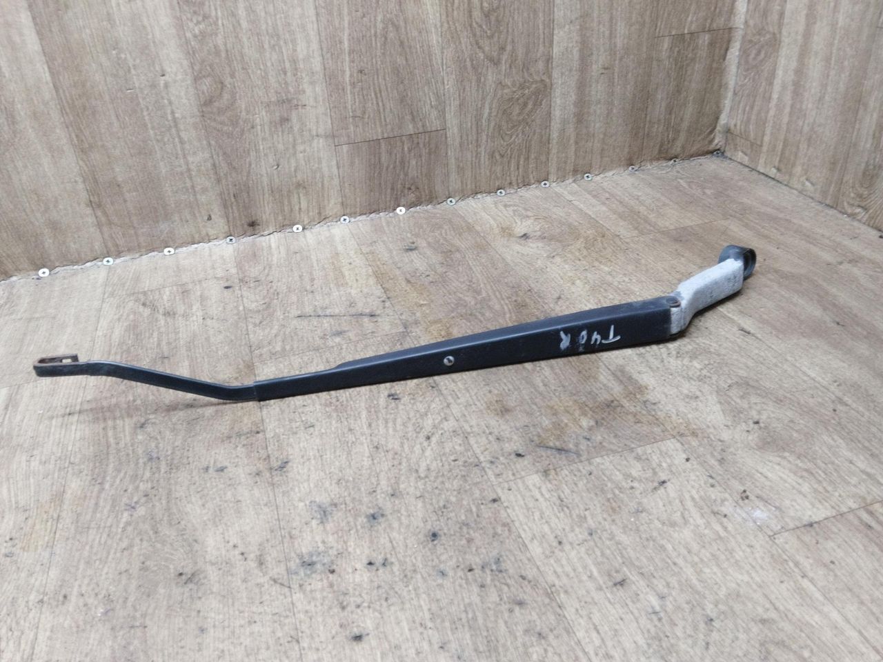 щеткодержатель (поводок стеклоочистителя, дворник) Toyota Carina E 1 поколение T190 1995, 1.8 л., 7A-FE, бензин, МКПП, универсал, передний привод - фото №1