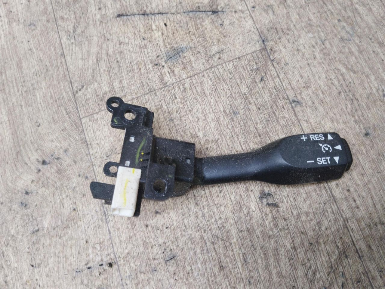 кнопки управления на руле Toyota Corolla Verso 2 поколение AR10 2007, 2.2 л., дизель, МКПП - фото №1
