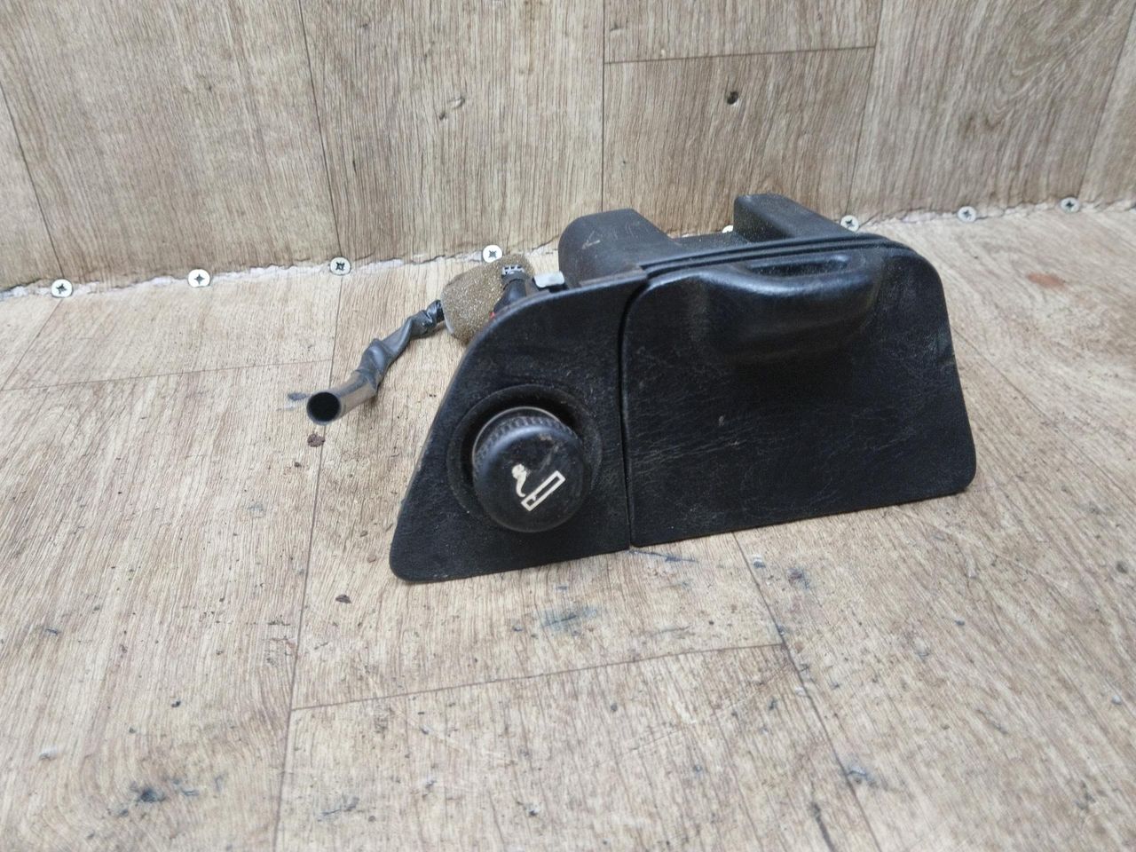 пепельница Toyota Carina E 1 поколение T190 1995, 1.8 л., 7A-FE, бензин, МКПП, универсал, передний привод - фото №1