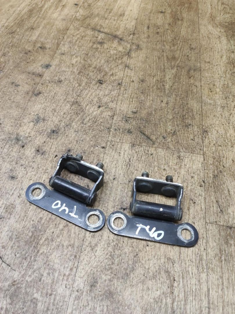 петля крышки багажника Toyota Carina E 1 поколение T190 1995, 1.8 л., 7A-FE, бензин, МКПП, универсал, передний привод - фото №1