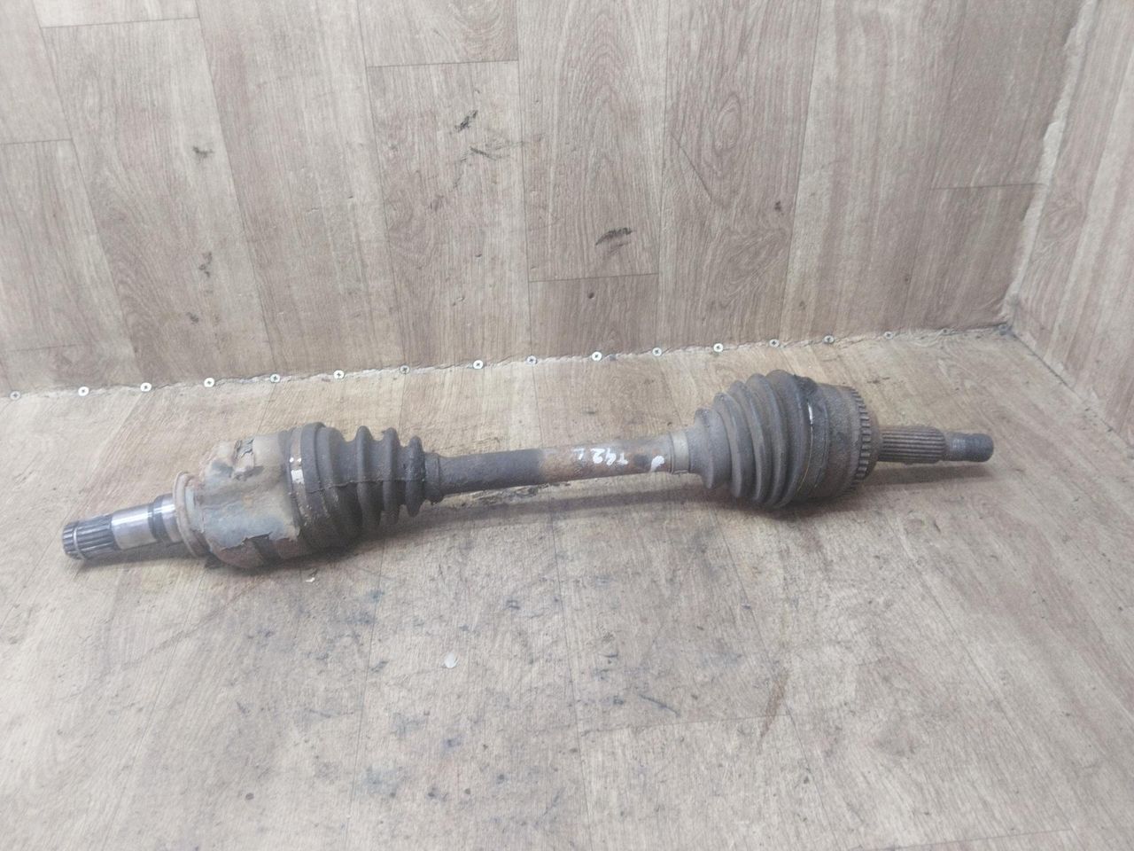полуось передняя левая (приводной вал, ШРУС) Toyota Avensis 1 поколение (T220) 2000, 2.0 л., дизель, МКПП, седан - фото №1