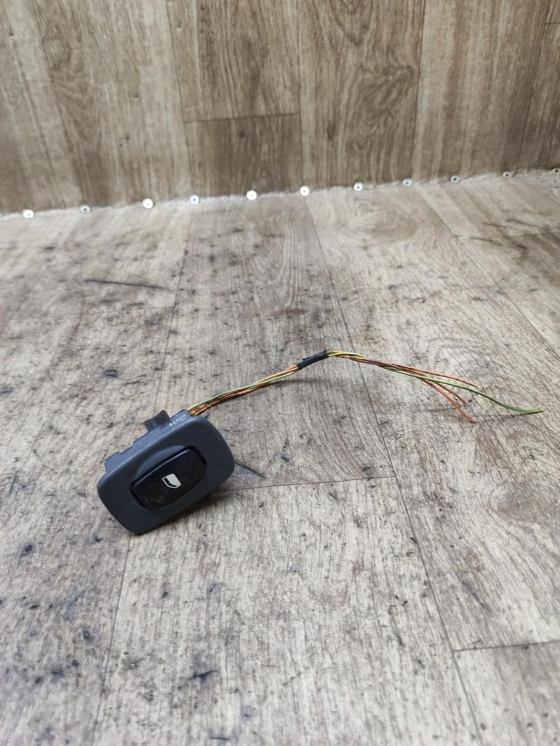 кнопка стеклоподъемника двери передней левой Citroen C5 1 поколение 2002, 2.0 л., бензин, МКПП, универсал - фото №1
