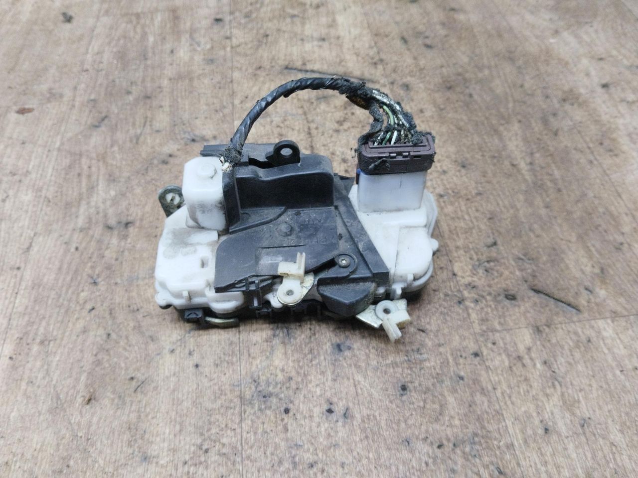 замок двери передней левой Citroen C5 1 поколение 2002, 2.0 л., бензин, МКПП, универсал - фото №1