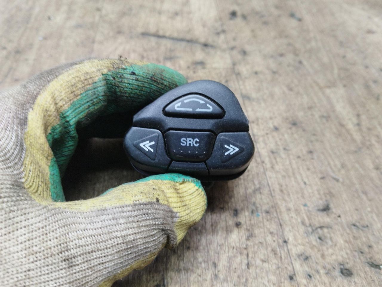 кнопки управления на руле Nissan Almera Tino V10 2003, 2.2 л., дизель - фото №1