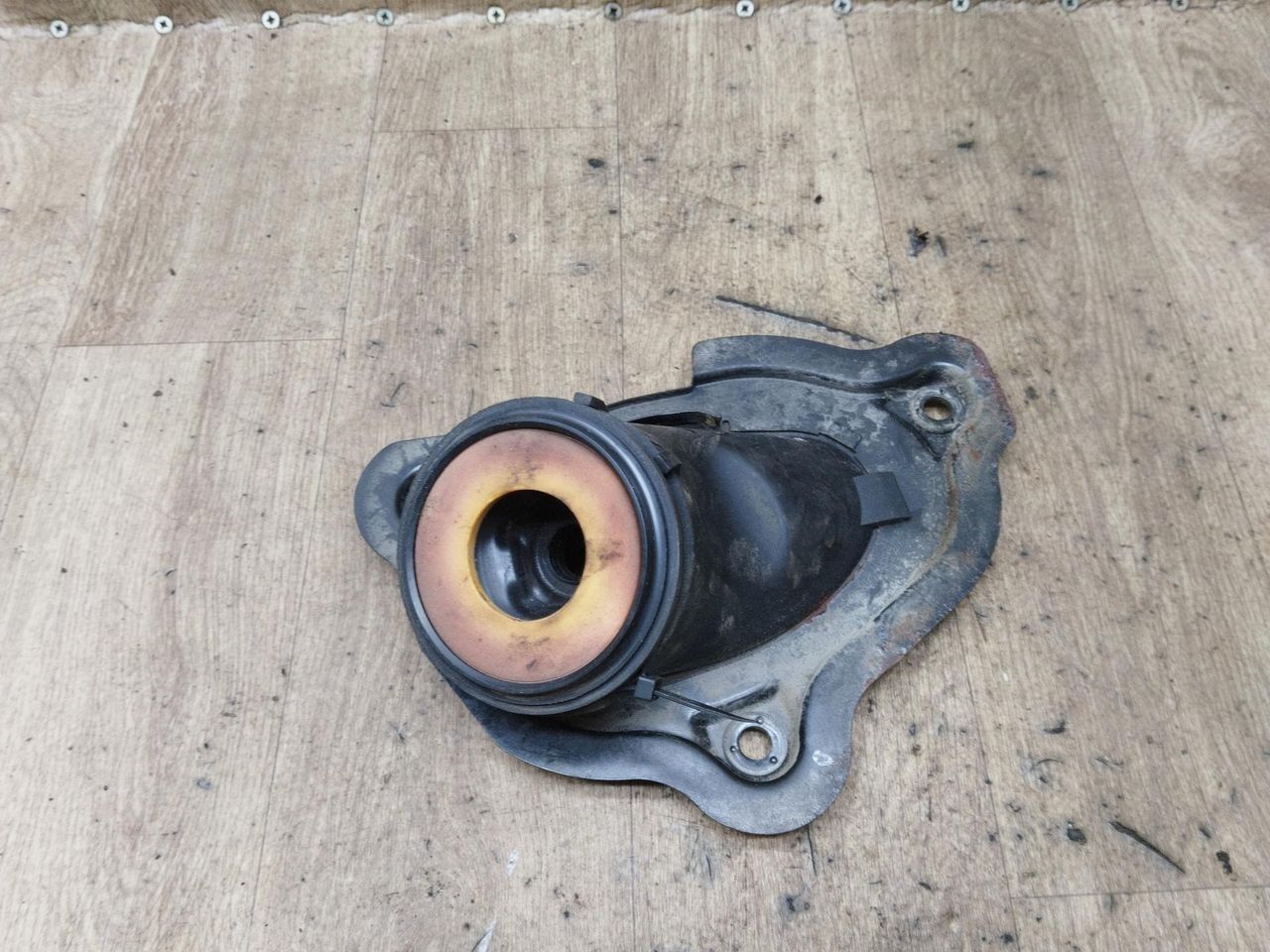 пыльник Nissan Almera Tino V10 2003, 2.2 л., дизель - фото №1