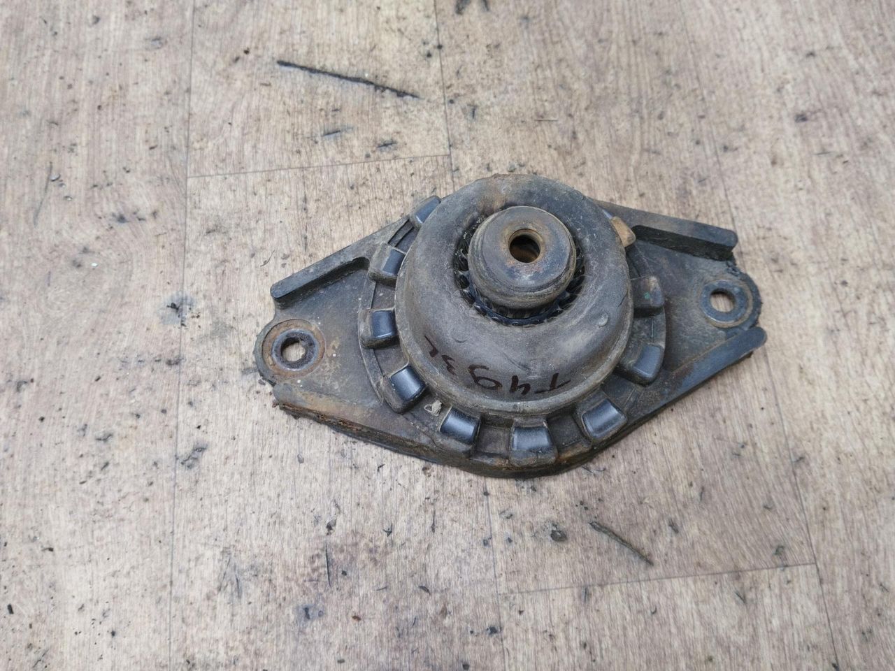 опора амортизатора верхняя (чашка) Nissan Almera Tino V10 2003, 2.2 л., дизель - фото №1