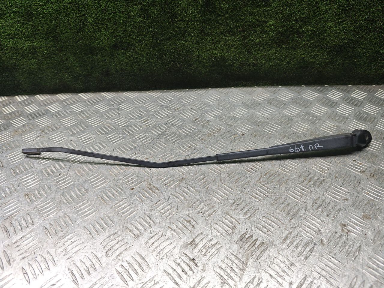 щеткодержатель (поводок стеклоочистителя, дворник) Renault Laguna 1 поколение 1998, 2.0 л., F3R 723, бензин, МКПП, хетчбэк 5 дв. - фото №1