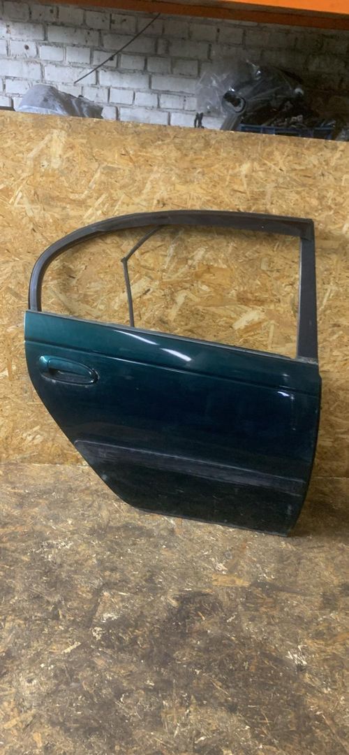 дверь задняя правая Toyota Avensis 1 поколение (T220) 1998, 2.0 л., 2C, дизель, МКПП, седан - фото №1