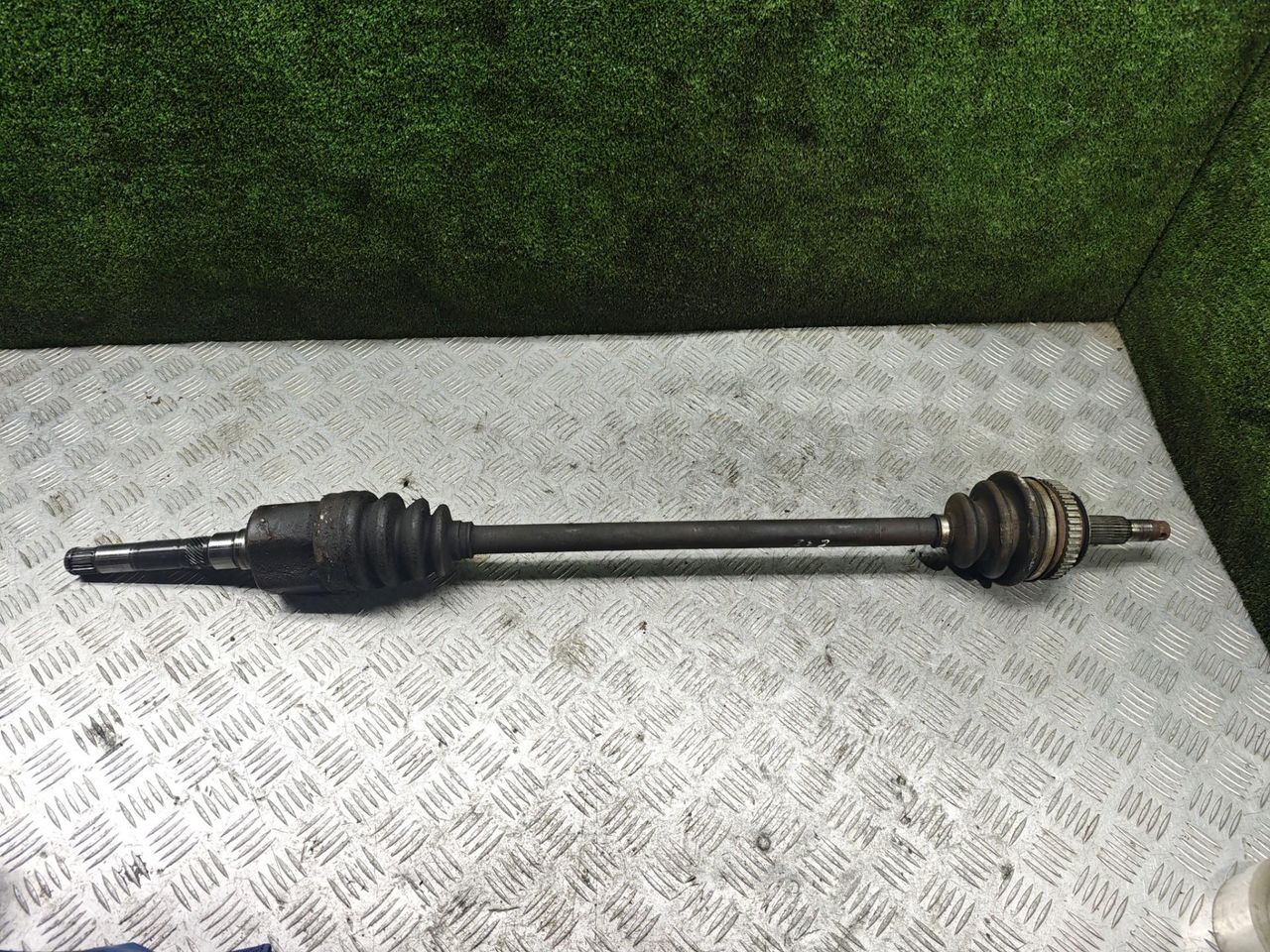 полуось передняя правая (приводной вал, ШРУС) Dodge Caravan 3 поколение 1999, 2.4 л., бензин, АКПП, минивэн - фото №1