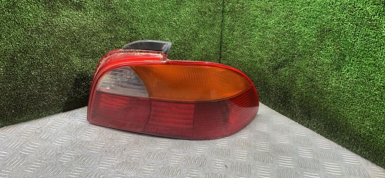 фонарь задний правый Toyota Avensis 1 поколение (T220) 1999, 2.0 л., 2C, дизель, МКПП, хетчбэк 5 дв. - фото №1
