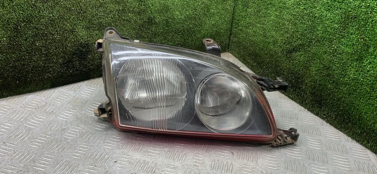 фара правая Toyota Avensis 1 поколение (T220) 1999, 2.0 л., 2C, дизель, МКПП, хетчбэк 5 дв. - фото №1